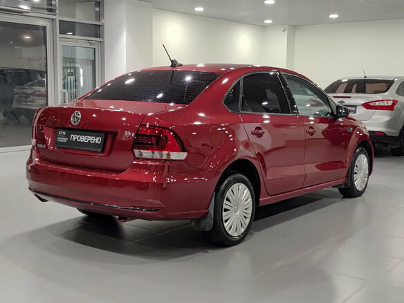 2017 Volkswagen Polo V Рестайлинг, красный - вид 4