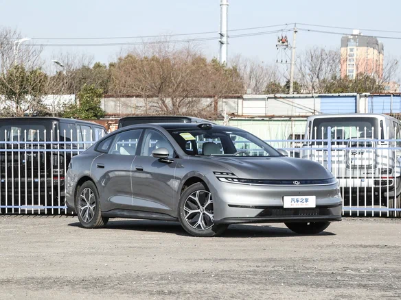 2026 Changan Qiyuan A06 28.39 kWh, серебристый, 2595000 рублей