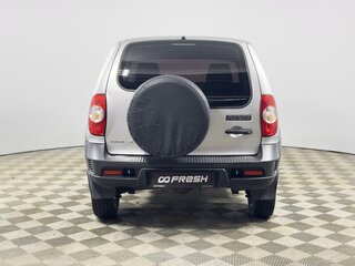 2018 Chevrolet Niva I Рестайлинг, серебристый, 679900 рублей, вид 4