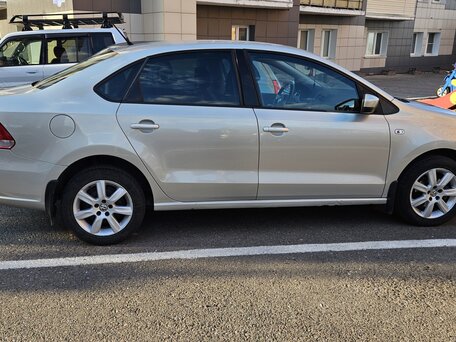 2011 Volkswagen Polo V, серебристый, 660000 рублей, вид 4