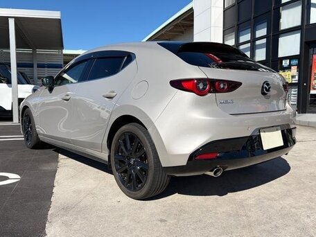2022 Mazda 3 IV (BP), серебристый, 1650000 рублей, вид 4