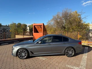 2020 BMW 5 серии 530d xDrive VII (G30/G31/G38), серый, 5750000 рублей, вид 4