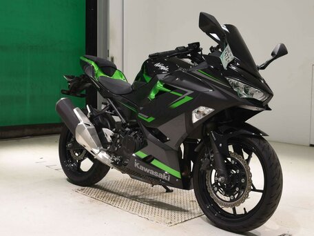 2023 Kawasaki Ninja 400, чёрный, 699000 рублей, вид 3