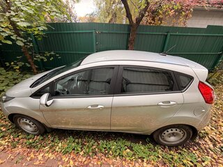 2016 Ford Fiesta Mk6 Рестайлинг, серебристый, 870000 рублей, вид 5