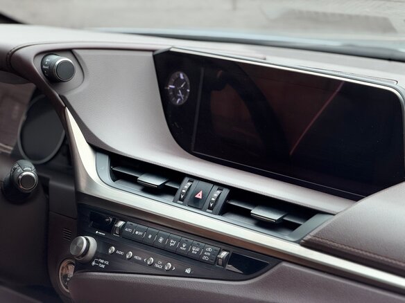 2021 Lexus ES 250 VII Рестайлинг, белый, 3490000 рублей - вид 16