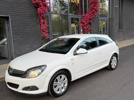 2010 Opel Astra GTC H Рестайлинг, белый, 650000 рублей, вид 1