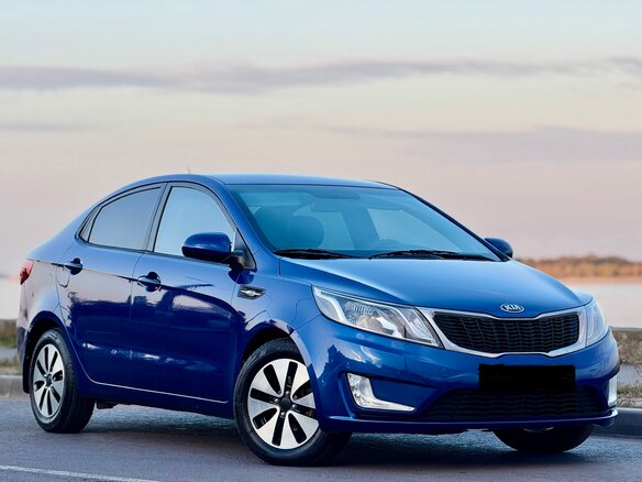 2013 Kia Rio 5-speed III, синий, 900000 рублей - вид 2