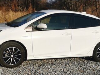 2017 Toyota Prius IV (XW50), белый, 1450000 рублей, вид 3