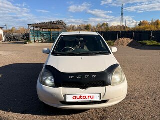 2001 Toyota Vitz I (P10), белый, 310000 рублей, вид 1
