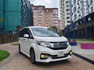 2017 Honda Stepwgn Spada V Рестайлинг, белый, 1900000 рублей, вид 4