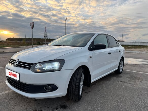 2014 Volkswagen Polo V, белый, 650000 рублей