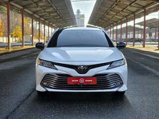 2019 Toyota Camry VIII (XV70), белый, 2950000 рублей, вид 3