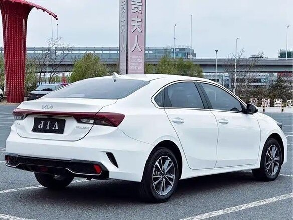 2023 Kia K3 II Рестайлинг, белый, 1559000 рублей - вид 1