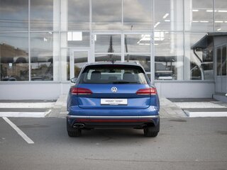 2019 Volkswagen Touareg III, синий, 3420000 рублей, вид 4