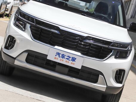 2026 Kia Seltos I Рестайлинг, белый, 2300008 рублей, вид 2