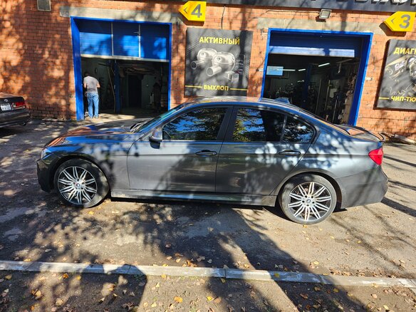 2018 BMW 3 серии 320i xDrive VI (F3x) Рестайлинг, серый - вид 3