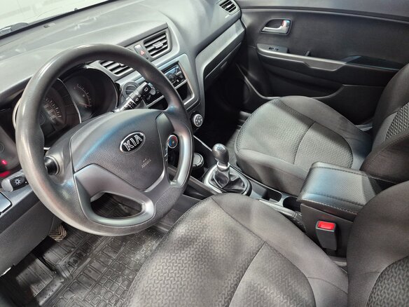 2017 Kia Rio III Рестайлинг, серебристый, 820000 рублей - вид 9