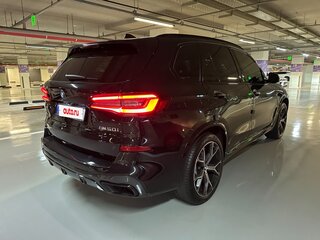 2022 BMW X5 M50i IV (G05/G18), чёрный, 12750800 рублей, вид 5