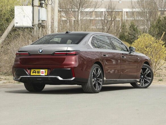 2025 BMW 7 серии 740i xDrive VII (G70), красный, 16760000 рублей - вид 7