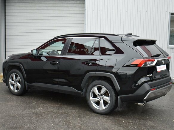 2021 Toyota RAV4 V (XA50), чёрный, 3199000 рублей - вид 2