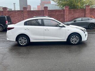 2021 Kia Rio IV Рестайлинг, белый, 820000 рублей, вид 4