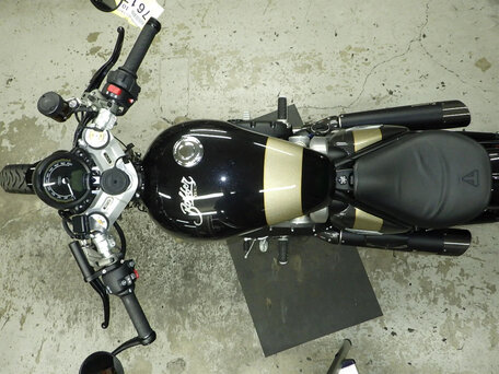 2025 Triumph Bonneville Bobber, чёрный, 2390000 рублей, вид 3