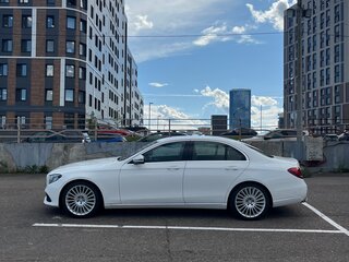 2016 Mercedes-Benz E-Класс 200 V (W213, S213, C238), белый, 2500000 рублей, вид 1