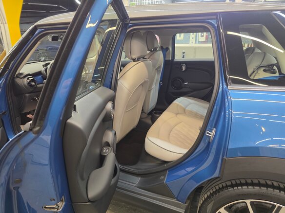2022 Mini Hatch Cooper III (F55/F56) Рестайлинг 2, синий, 3000000 рублей - вид 16