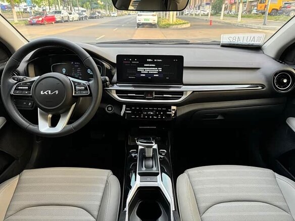 2023 Kia K3 II (China Market) Рестайлинг, белый, 1360000 рублей - вид 6