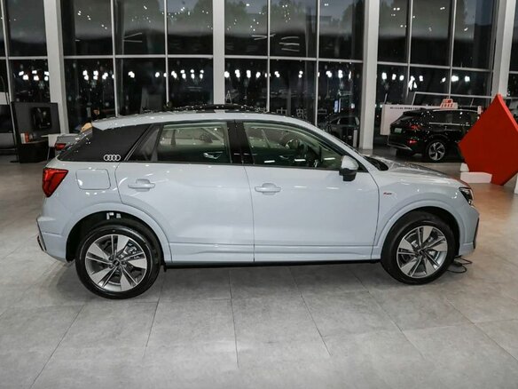 2026 Audi Q2 L 35 TFSI I Рестайлинг, серый, 4400000 рублей - вид 3