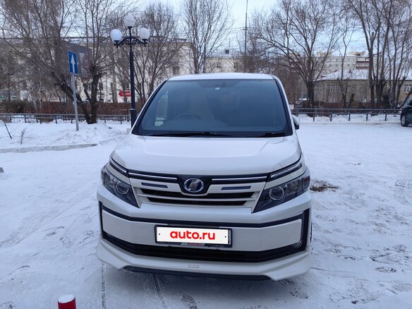 2014 Toyota Voxy III (R80), белый, 1850000 рублей - вид 1