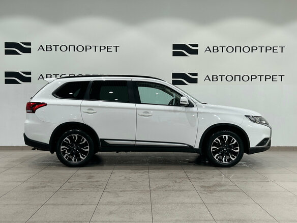 2022 Mitsubishi Outlander III Рестайлинг 3, белый, 2369000 рублей - вид 5
