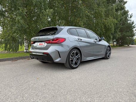 2022 BMW 1 серии 118i III (F40), серый, 2580000 рублей, вид 4