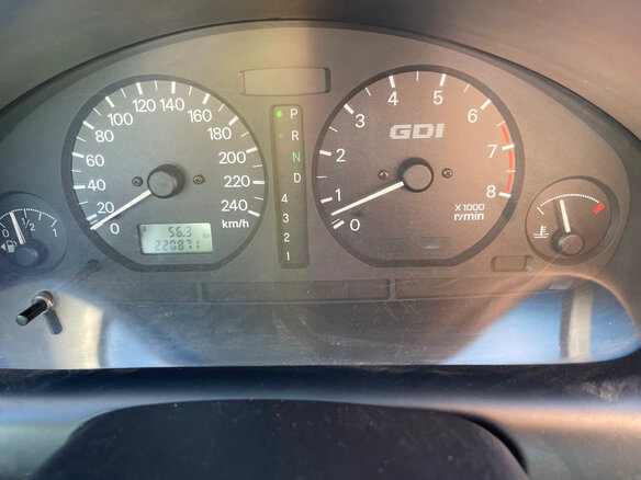2003 Mitsubishi Carisma I Рестайлинг, серый, 330000 рублей - вид 4