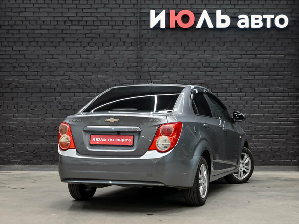 2013 Chevrolet Aveo II, серый, 600000 рублей - вид 4