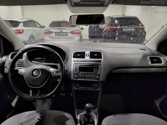 2017 Volkswagen Polo V Рестайлинг, красный - вид 13