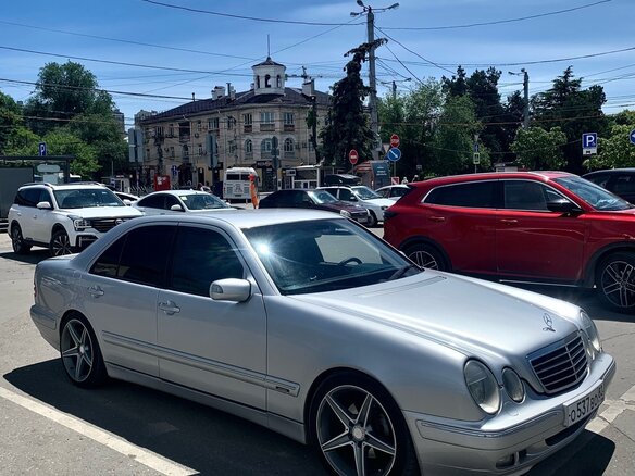 2001 Mercedes-Benz E-Класс 240 II (W210, S210) Рестайлинг, серебристый, 1000000 рублей - вид 2