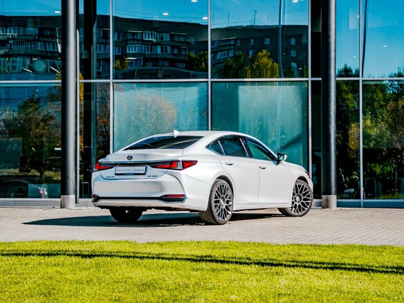 2021 Lexus ES 250 VII, белый, 3180000 рублей - вид 1