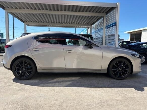 2022 Mazda 3 IV (BP), серебристый, 1650000 рублей - вид 1