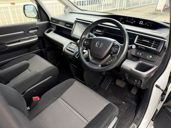2018 Honda Stepwgn Spada V Рестайлинг, белый, 1610000 рублей - вид 8