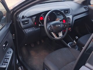 2014 Kia Rio 6-speed III, чёрный, 550000 рублей, вид 5