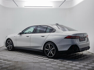 2024 BMW 5 серии 530i xDrive VIII (G60/G61/G68), белый, 7970000 рублей, вид 3