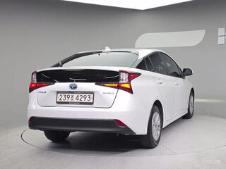 2022 Toyota Prius IV Рестайлинг (XW50), белый, 2148000 рублей, вид 3