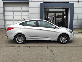 2015 Hyundai Solaris I Рестайлинг, серебристый, 1079000 рублей, вид 4