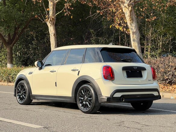 2023 Mini Hatch One III (F55/F56) Рестайлинг 2, бежевый, 2170700 рублей - вид 5