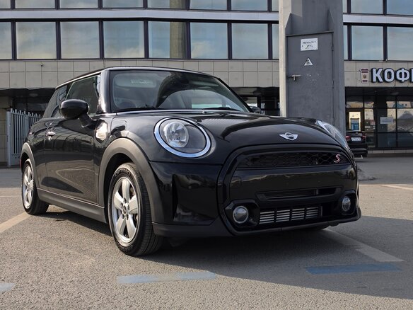 2020 Mini Hatch Cooper III (F55/F56) Рестайлинг, чёрный - вид 3