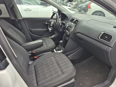 2016 Volkswagen Polo V Рестайлинг, белый, 949999 рублей, вид 2