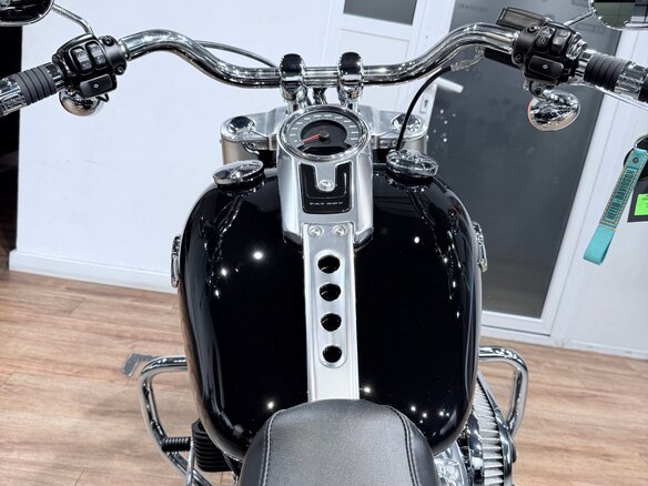 2019 Harley-Davidson Fat Boy, чёрный, 1799000 рублей - вид 18