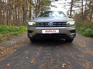 2017 Volkswagen Tiguan II, бежевый, 2750000 рублей, вид 1