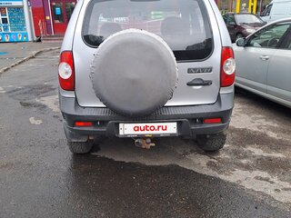 2011 Chevrolet Niva I Рестайлинг, серебристый, 490000 рублей, вид 3